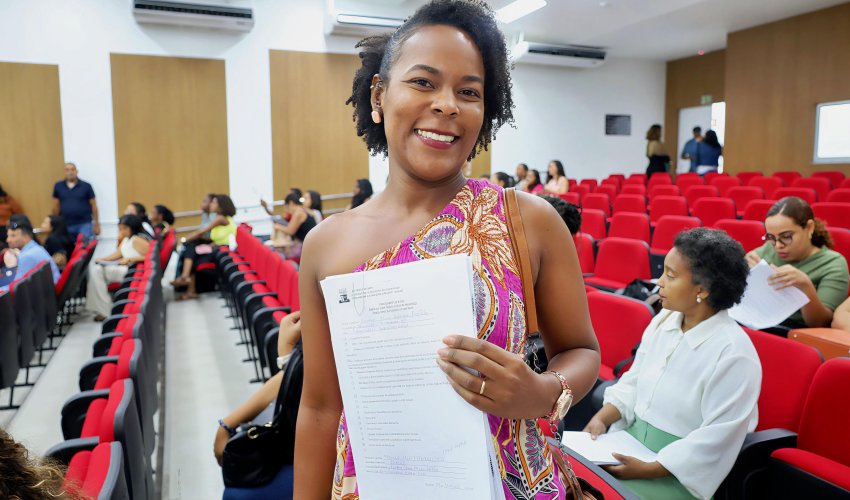 Camaçari dá posse a 64 cuidadores educacionais para atuar na rede municipal