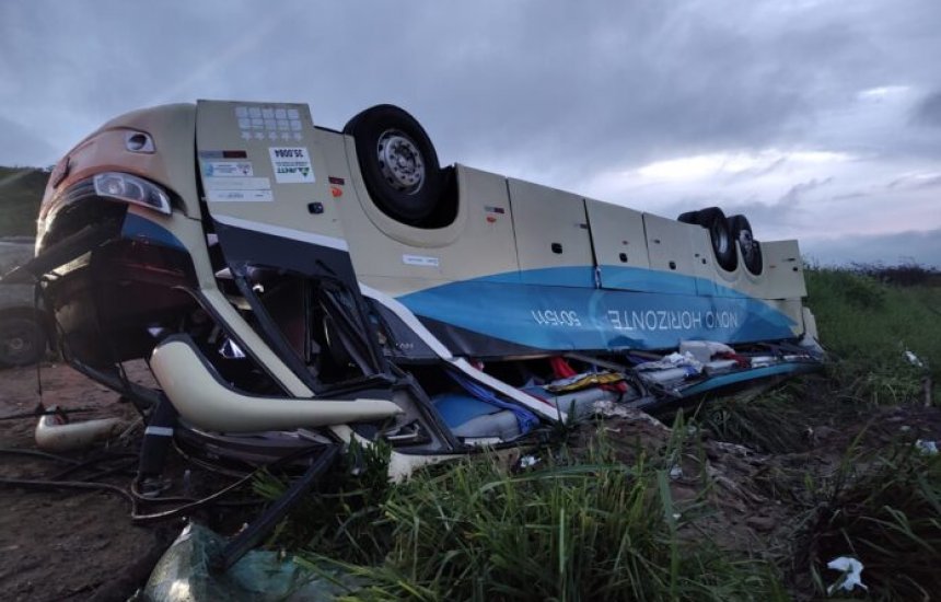 Cinco passageiros morrem após ônibus tombar em rodovia no sudoeste da Bahia