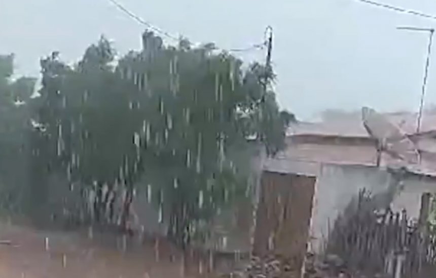 Cidade do norte da Bahia registra chuva de granizo e fortes ventos
