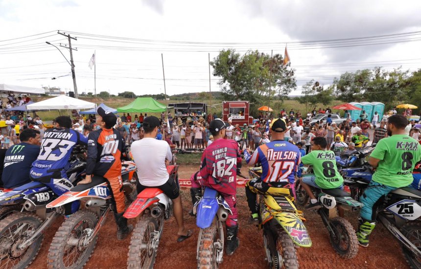 Prova de motocross inaugura pista no Parque de Exposição