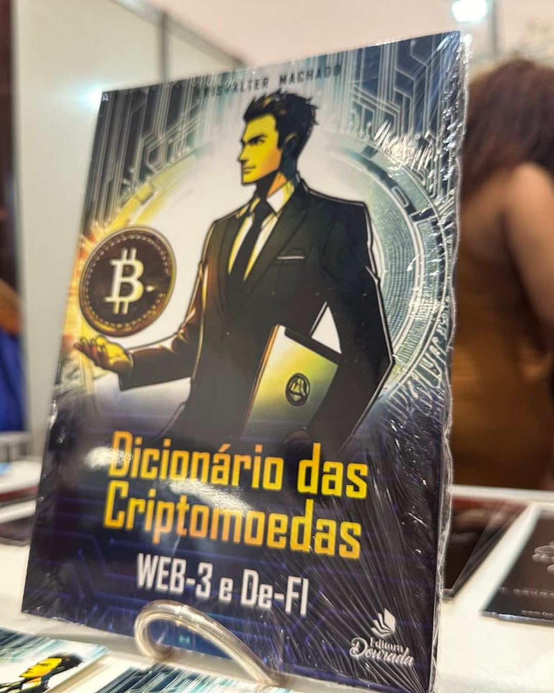 Lançamento do Dicionário das Criptomoedas atrai multidão na Bienal do Livro em Salvador